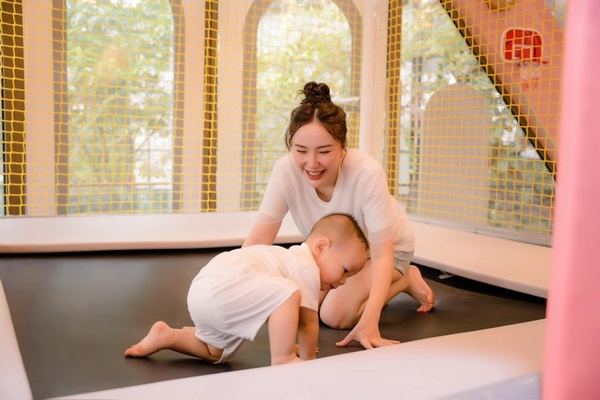 Bảo Thy diện đồ giản dị, chơi đùa cùng quý tử