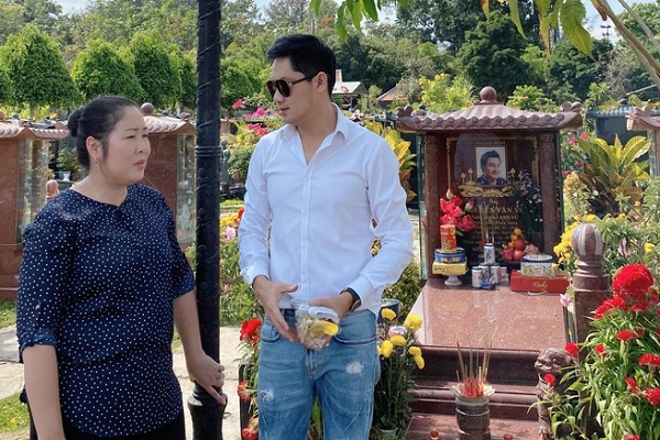 NSND Hồng Vân và Minh Luân viếng mộ nghệ sĩ Anh Vũ trong ngày đầu năm