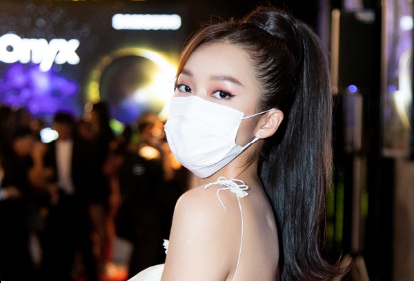 Đi sự kiện, Khả Ngân lên đồ lộng lẫy vẫn không quên đeo khẩu trang phòng dịch bệnh