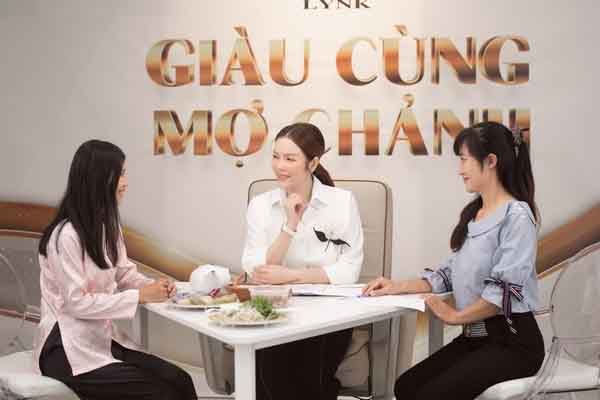 Lý Nhã Kỳ xúc động trước hoàn cảnh nợ nần của mẹ đơn thân