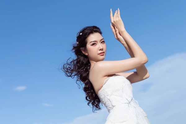 Á hậu Thúy Vân thả dáng kiêu sa, fans tấm tắc ‘Đỉnh cao nhan sắc Việt’ 