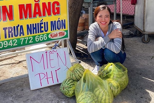 Á hậu Kim Duyên ‘giải cứu’ gần 400kg dưa hấu cho nông dân Cần Thơ