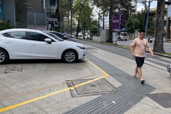 TP.HCM chính thức thu phí sử dụng vỉa hè đầu năm 2024