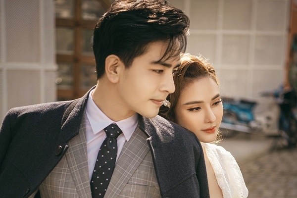 Thu Thủy hóa quý cô sành điệu, khoe sắc bên chồng trẻ