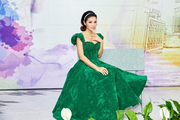 Tưởng diện đồ màu xanh lá sến sẩm, ai dè Phương Trinh Jolie đẹp thế này…