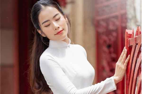 Vẻ đẹp thanh thoát của Nam Em trong tà áo dài trắng