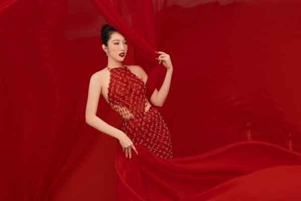 Nụ cười đắt giá của Á hậu Hoàng Oanh