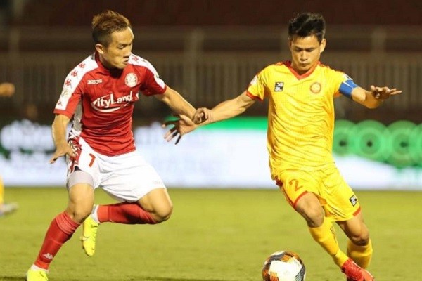 Đứng áp chót BXH, Thanh Hoá vẫn giảm lương giống TP.HCM với Công Phượng