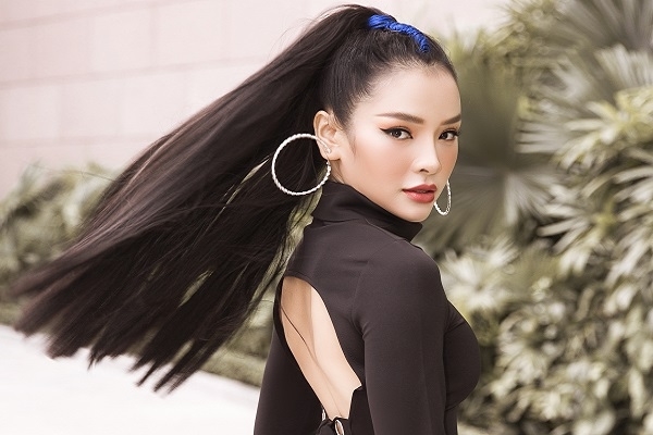 Phương Trinh Jolie khiến người đối diện ‘ngộp thở’ vì quá sexy