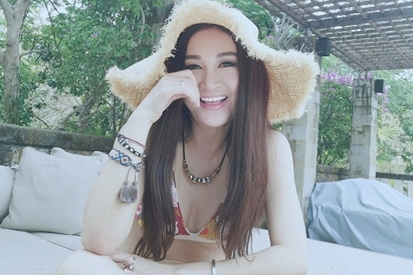 Ở tuổi 53, mỹ nhân Ôn Bích Hà vẫn tự tin khoe ảnh bikini nóng bỏng