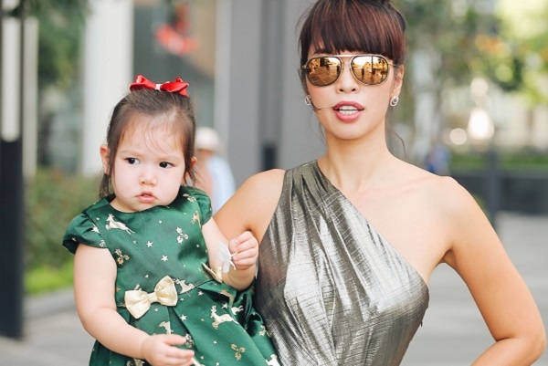 Hà Anh và con gái sành điều mùa lễ hội cuối năm