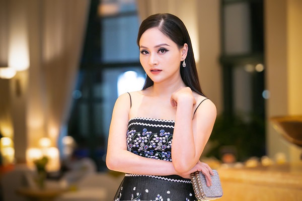 Lan Phương khoe dáng nuột nà vẫn sang trọng, cuốn hút