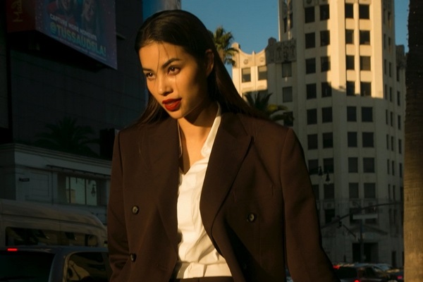 Phạm Hương vẫn rạng ngời, bỏ ngoài tai những lời đồn đoán về đời tư