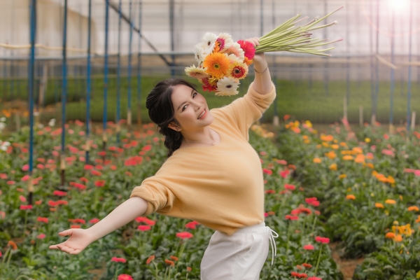 Lý Nhã Kỳ cảm thấy yên bình nhờ vào việc trồng trọt, chăn nuôi