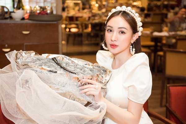 Kelly trở lại với phong cách mong manh, đẹp nít mắt người đối diện