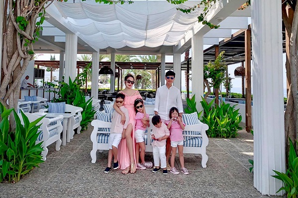 Gia đình Lý Hải đi du lịch chụp ảnh đẹp như poster phim