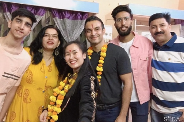 Võ Hạ Trâm sang Ấn Độ, gia đình chồng hết mực chiều chuộng