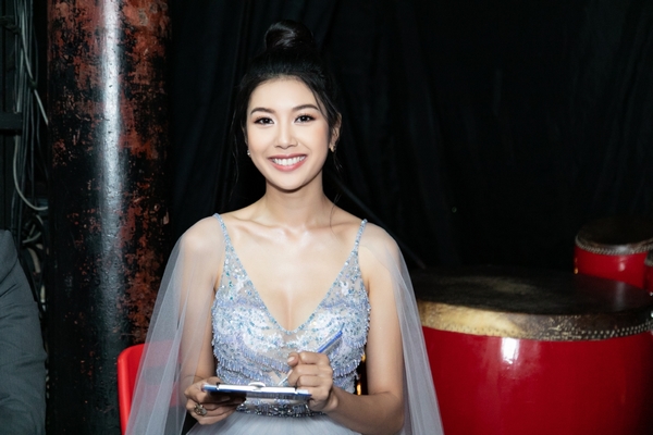 Thúy Vân vừa gợi cảm, vừa thanh lịch khi làm MC