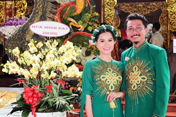 Vợ chồng Hứa Minh Đạt – Lâm Vỹ Dạ diện áo dài đôi đi cúng Tổ nghề sân khấu