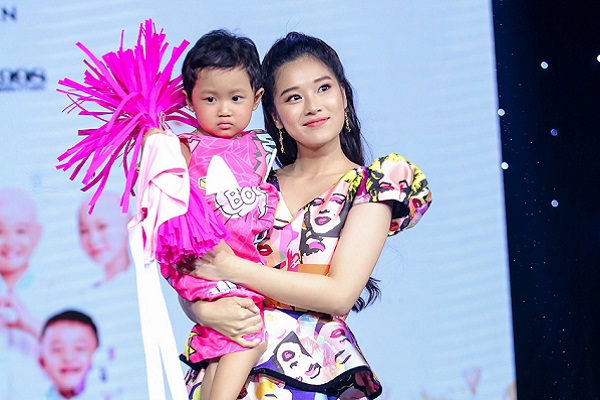 Hoàng Yến Chibi trình diễn thời trang cùng bệnh nhi ung thư