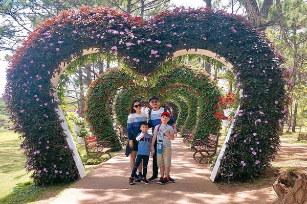 Hứa Minh Đạt – Lâm Vỹ Dạ đi du lịch, vẻ điển trai của 2 quý tử gây chú ý