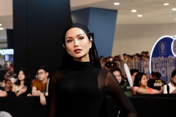 Sang Philippines dự sự kiện, H’Hen Niê được fans quốc tế nồng nhiệt đón chào