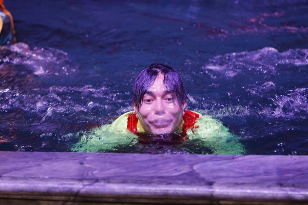 Dương Lâm hóa ‘thủy quái’ náo động sân khấu múa rối nước