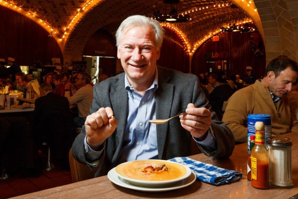 Dùng bữa tại nhà hàng phát hiện một viên ngọc trai giá trị