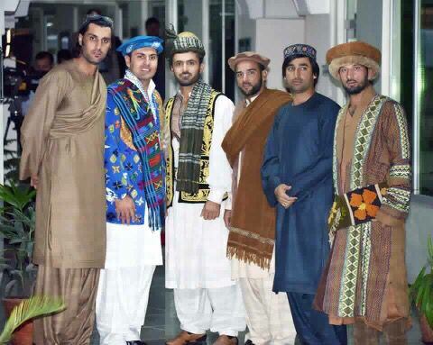 Vì sao đàn ông Afghanistan thích… mặc váy?