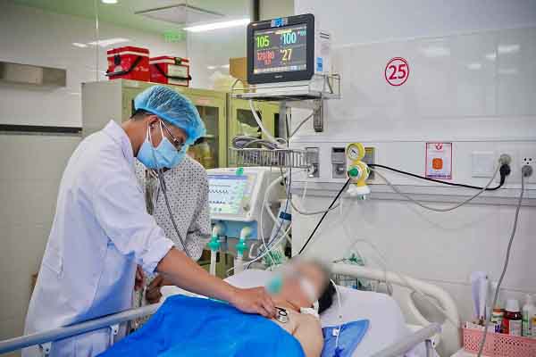 Chuyên gia nói gì khi bác sĩ đi làm thêm?