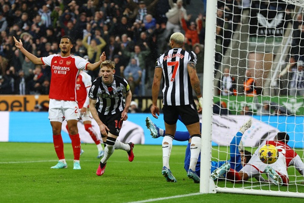 Arsenal thua Newcastle đầy tranh cãi, Man City tạm chiếm ngôi đầu