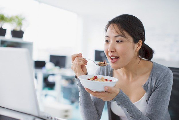 Bạn có nên ăn trưa tại bàn làm việc?