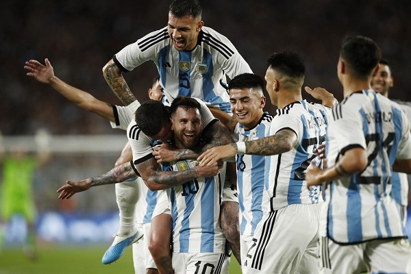 Messi lập siêu phẩm đá phạt, Argentina thắng dễ Panama