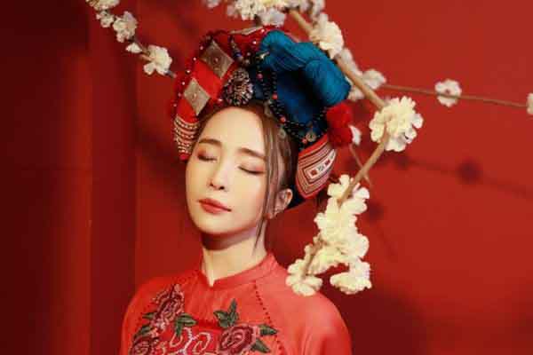 Tạo hình lạ của ‘cá sấu chúa’ Quỳnh Nga trong áo dài Tết