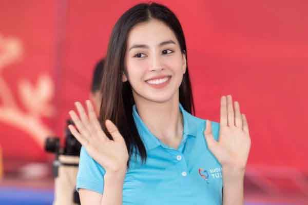 Hoa hậu Tiểu Vy trao tặng 500 vé xe cho công nhân về miền Trung ăn Tết