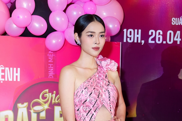 Diệp Bảo Ngọc chiếm spotlight với chiếc váy kết từ 2.000 tấm vé số