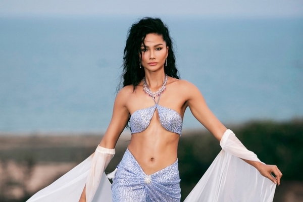 Hoa hậu H’Hen Niê gây chú ý với cơ bụng số 11 hoàn hảo