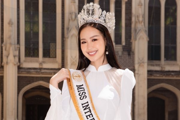 Sinh viên Ấn Độ hào hứng ký tên lên áo dài của Hoa hậu Bảo Ngọc