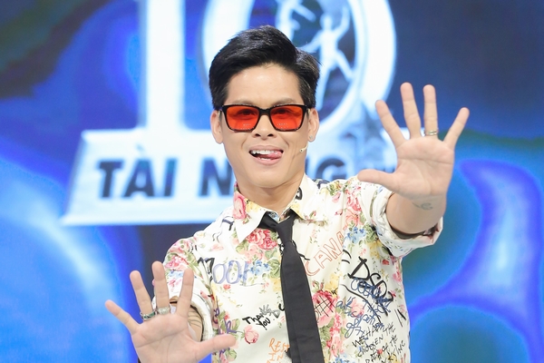 John Huy Trần vẩy quạt liên tục vì tiết mục ‘quá cháy’ của ‘Siêu tài năng nhí’