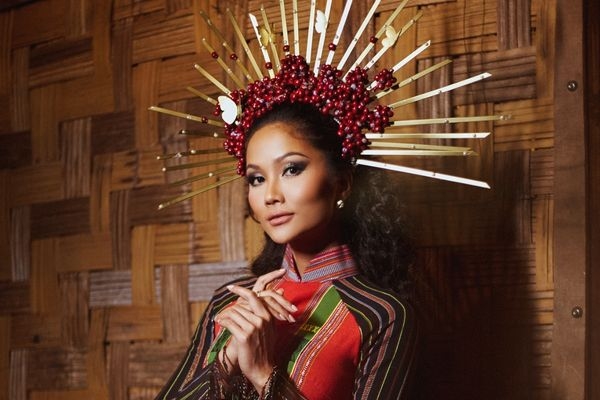 H’Hen Niê đội vương miện ‘độc lạ’ làm từ cà phê