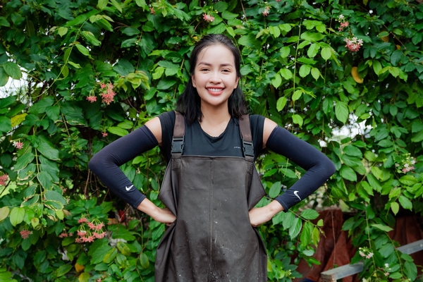 Ngọc Châu dọn rác kênh bẩn, tái chế nylon thành sản phẩm thời trang