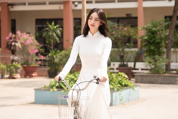 Lương Thùy Linh hóa hình tượng ‘Trúc bán sách’ Hà Tăng