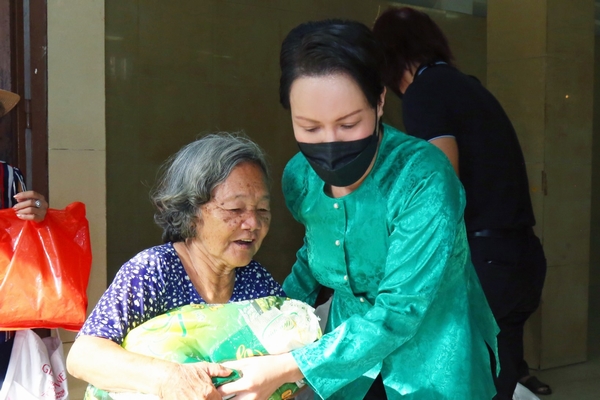 Nhân 10 năm giỗ mẹ, Việt Hương làm việc này khiến nhiều người xúc động