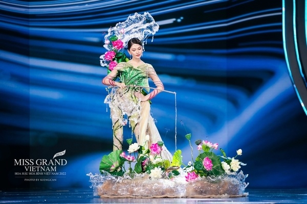 Màn trình diễn trang phục dân tộc của Á hậu Thuỳ Dung ‘gây bão’, lý do đằng sau là gì?