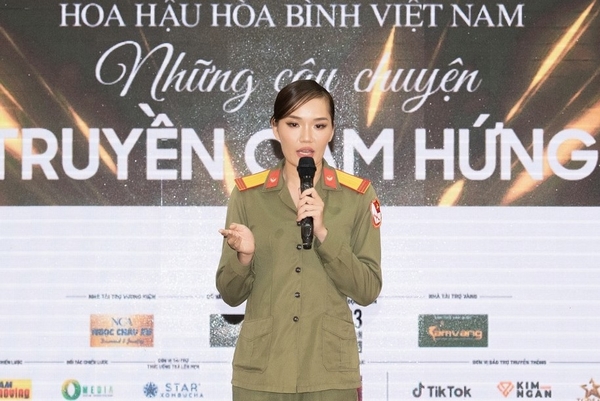 Cô gái mặc quân phục, chia sẻ dự án cho nạn nhân chất độc màu da cam