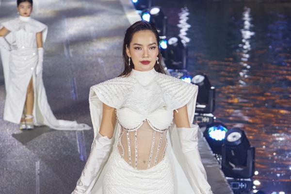 Lê Hoàng Phương ngời ngời khí chất trên sàn runway