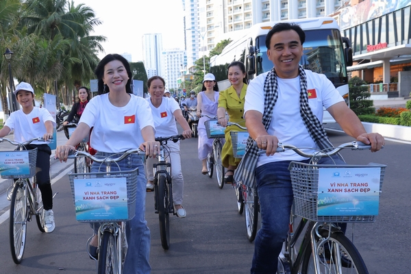 Quyền Linh, Cát Phượng cùng dàn nghệ sĩ đạp xe vì môi trường