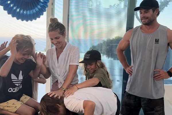 Trò đùa sinh nhật của diễn viên Chris Hemsworth và Elsa Pataky bị chỉ trích