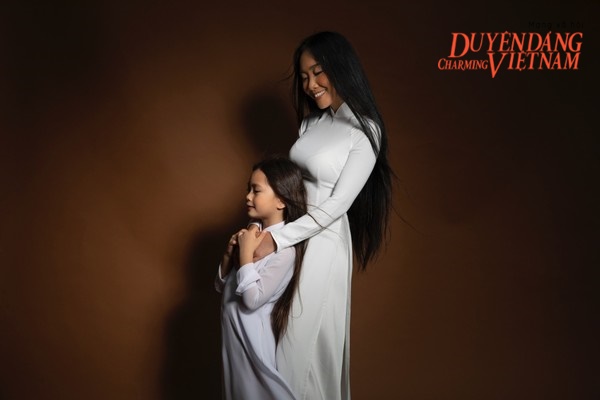 Nghệ sĩ Việt chống Covid-19: Đoan Trang và con gái làm điều ý nghĩa giữa mùa dịch