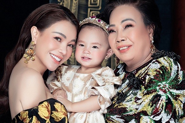 Trà Ngọc Hằng: ‘Mẹ luôn mất ngủ mỗi khi tôi dính phải thị phi’